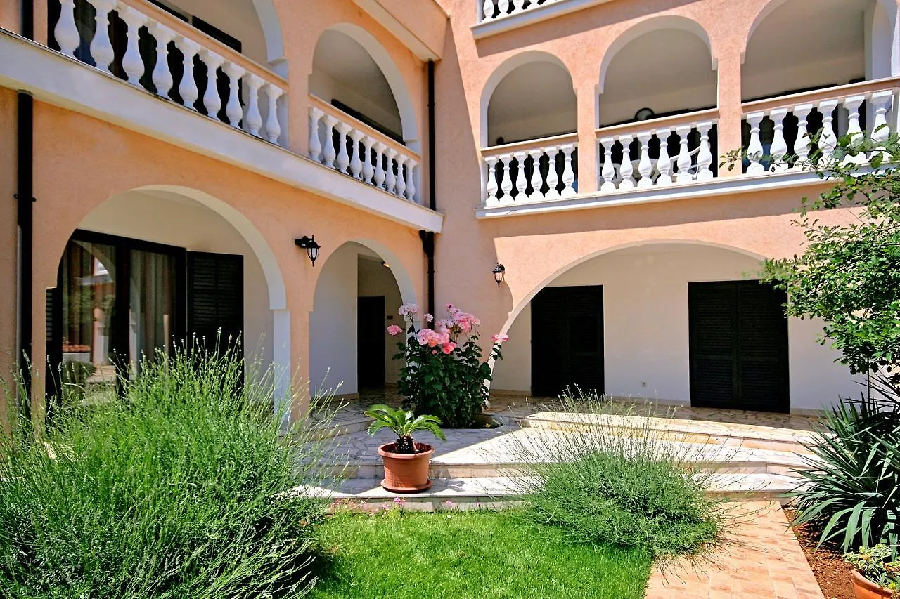 Gasthof Sun Palace Residence Premantura